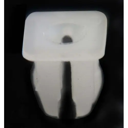GRAPA UNIVERSAL CHEVROLET para tornillo #6-8 Bisel - carroceria alto 0.9 cm. 2 patas (20 pzas)