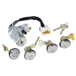 SET DE CILINDROS NS TSURU II 88-91 CON LLAVE PUERTA/ENCENDIDO/CAJUELA/GASOLINA CON CANDADO BRAZO CORTO METAL CROMO 12VCC TIPO ORIGINAL TWN 99810-50A25